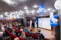 Στήλη μπαλονιών σε γαλάζιο, λευκό και μπλε με κορυφαίο μπαλόνι με εκτύπωση