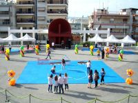 Στολισμός μαθητικών εκδηλώσεων με πολύχρωμες κατασκευές μπαλονιών