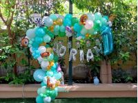 Οργανική γιρλάντα σε βεραμάν χρυσό και λευκό με μπαλόνια γράμματα