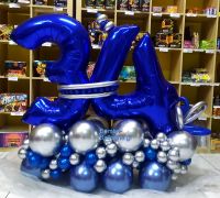 Κατασκευή με αριθμούς και chrome μπαλόνια