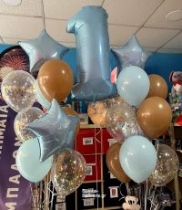 Νούμερο ένα αστέρια γαλάζια καφέ και διάφανα με κομφετί μπαλόνια