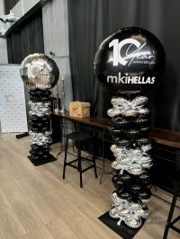 Στήλες με foil μπαλόνια κι εκτύπωση σε ασημί και μαύρο