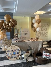 Οργανική γιρλάντα σε γήινες αποχρώσεις και μπαλόνια με ήλιον