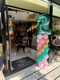 Στήλη μπαλονιών για γενέθλια καταστήματος