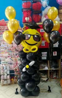 Κατασκευή ορκωμοσίας με emoji και καπέλο